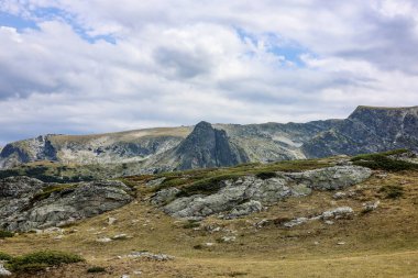 Bulgaristan 'daki Rila Dağı ve Yedi Rila Gölü' nden yaz manzarası