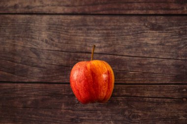 Tahta bir masada kırmızı elma meyvesi