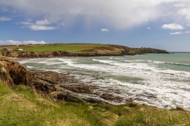 İrlanda kıyı manzarası. Muhteşem kayalıklar, kayalar, taşlar. Renkli sahne. Tipik doğal mucize. Çok popüler bir seyahat yeri..