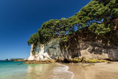 Cennet. Sahil, berrak deniz, mavi gökyüzü, uçurum. Çok huzurlu bir sahne. Tatil yeri, tatil