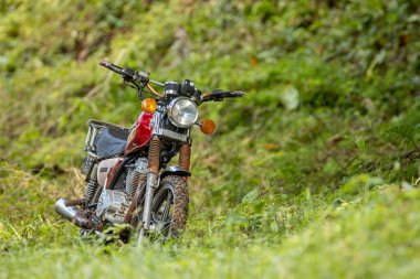 Motosiklet yeşil yolda doğa arka planında