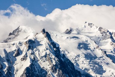 Karla kaplı dağlar. Kuzeyden inanılmaz bir manzara. Soğuk, dondurucu, rüzgar, sert ama güzel. Özgür olmak böyle bir şey işte. Yeni bir deneyim için çok uzaklara seyahat et..