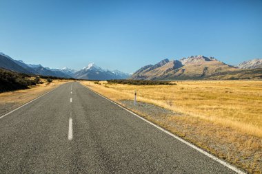 Boş otoyol, arka planda seyahat yeri