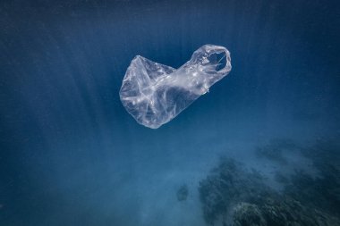 Okyanusta yüzen plastik bir torba. Dünyanın okyanusları çeşitli kaynaklardan gelen plastik atıklarla dolu olduğu için bu günlerde çok sorunlu bir konu. Doğanın saf ve temiz olduğundan emin olmalıyız..