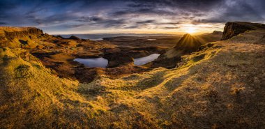 Renkli bulutlarla şaşırtıcı bir gün doğumu. Gölleri ve her iki tarafında yükselen kayaları olan güzel bir vadi. Sahil ve deniz mesafesi. Tipik güzel mistik ülke. Burası İskoçya..