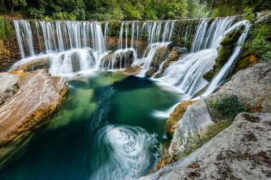 Şaşırtıcı şelale, tipik Yeni Zelanda doğası. Popüler seyahat yeri. Tatil yeri, dinlenme, seyahat, gezinme. Doğal mucize.