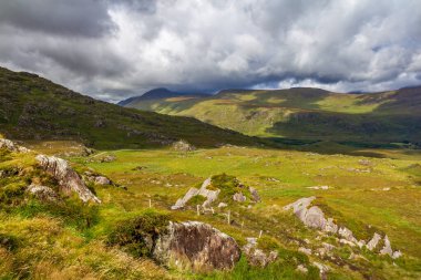 Doğanın arka planındaki dağın güzel manzarası