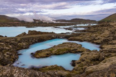 İzlanda 'da doğa arka planında jeotermal göl