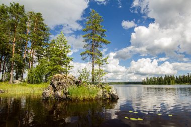 Kuş uçmaz kervan geçmez bir göl manzarası. Sadece yeşil ormanlarla çevrili. Rahatlamak, gevşemek ve zihnini boşaltmak için en iyi yol bu. Tekne gezisine çık, yüz ya da balık tut..