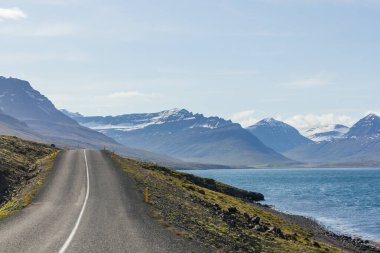 Dağlardaki asfalt yolun güzel manzarası, doğa arka planı