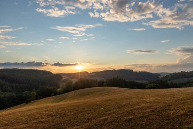 Doğanın arka planında, dağlarda güzel bir gün batımı