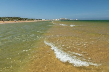 Kumsalda güneşli bir gün. Etrafta kimse yok. Mükemmel bir gün, sadece ben ve deniz..