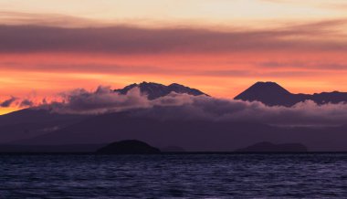 Tayland 'da denizin üzerinde nefes kesen renkli ve dramatik bulutlu bir gün batımı. İnanılmaz bir atmosfer.