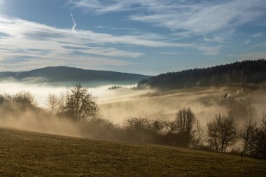 Arkadaki dağlarda güzel bir sonbahar manzarası