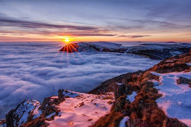 Renkli gündoğumu sırasında nehrin üzerindeki kayalardan muhteşem bir manzara. Nehirden gelen soğuk harika bir sis yaratıyor..