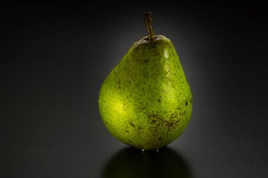 Siyah zemin üzerinde taze yeşil armut.