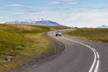 İnanılmaz İzlanda. Seyahat et, eğlen, eğlen, keşfet, keşfet. Bir numaralı yol tüm adayı dolaşır ve her havada güzeldir. Her yer çok güzel. Macera her yerde bekliyor..