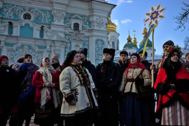 Kyiv, Ukrayna - 25 Aralık 2021: St. Sophia Katedrali. Geleneksel Verteps Noel Töreni (İsa 'nın Doğumu Sahnesi), Noel yıldızları, Noel şarkıları. Karnaval kıyafetli insanlar Noel şarkıları söylüyor..
