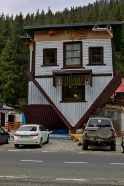 Ivano-Frankivsk Oblastı, Ukrayna - 29 Ekim 2020: Bir konut binasının dış görünüşü ve çevresinin inanılmaz tasarımının bir parçası. Polanica Köyü 'nde Ters Ev Çekimi.