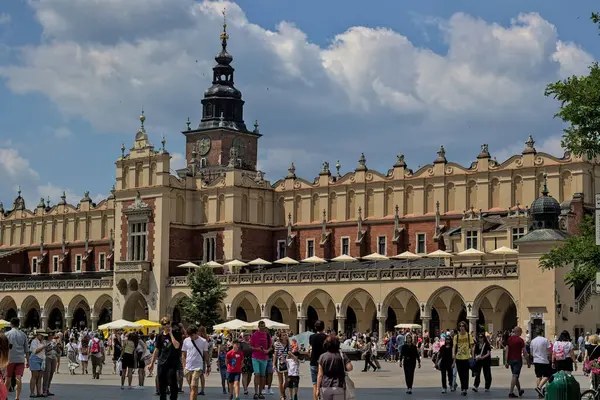 Krakow, Polonya - 24 Temmuz 2022: Pazar meydanında eski bir ortaçağ kumaş binası. Turistler tarihi merkezi ziyaret ediyorlar. Eski Krakow 'da popüler bir turistik yer..