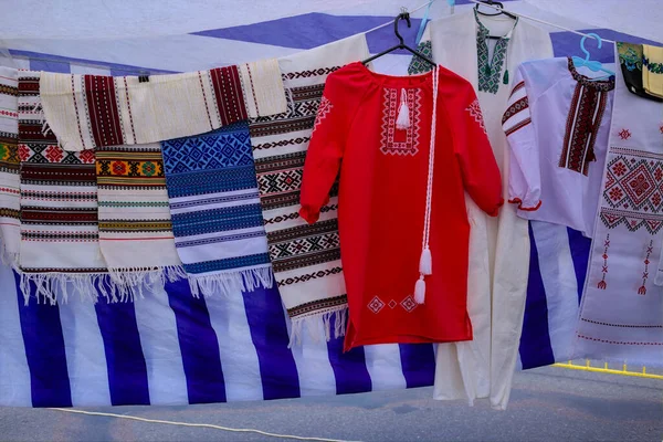 Verschiedene Ethnische Ukrainische Traditionelle Bestickte Hemden Und Handtücher Ethnische Textur — Stockfoto