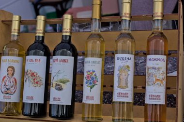 Chisinau, Moldova - 2 Ekim 2022: Başkentte Ulusal Şarap Günü kutlaması. Moldova şaraphanesinin önünde. Toplu kutlamalar. Büyük Millet Meclisi Meydanı.
