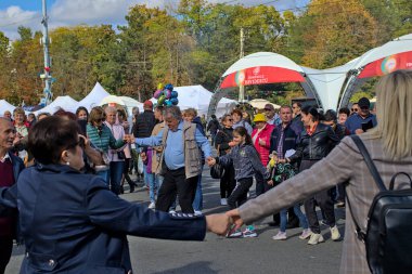 Chisinau, Moldova - 2 Ekim 2022 Başkentte şarap günü kutlaması. Meydan, serbest festival sırasında dans eden insanlarla dolu. Toplu kutlamalar. Büyük Meclis Meydanı.
