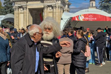 Chisinau, Moldova - 2 Ekim 2022 Başkentte şarap günü kutlaması. Uçsuz bucaksız meydan, serbest festival sırasında sohbet eden insanlarla dolu. Toplu kutlamalar. Büyük Meclis Meydanı.