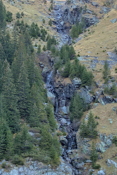 美丽的山溪和强大的岩石瀑布 Fagaras 罗马尼亚游客和地质地标 高山上的秋景 — 图库照片