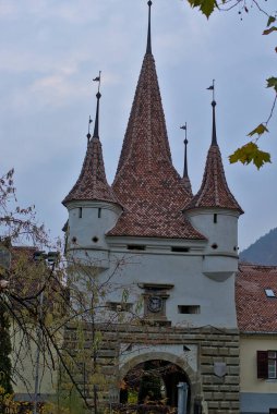 Brasov, Romanya - 8 Kasım 2022: Ünlü ortaçağ savunma kapısı - Catherine 's Gate (Poarta Ecaterinei). Transilvanya 'nın mimari simgesi: 18-19 yüzyılın önemli anıtları.