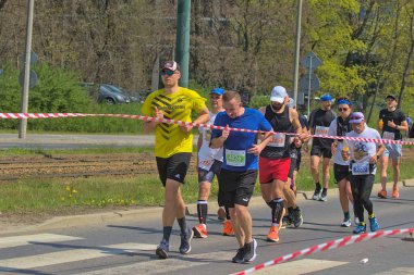 Krakow, Polonya - 23 Nisan 2023: Geleneksel Krakow Uluslararası Maratonu sırasında tanımlanamayan katılımcılar. Maraton yıllık bir etkinliktir..
