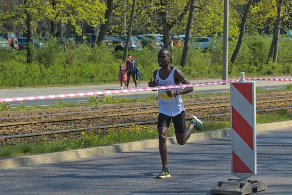 波兰克拉科夫 2023年4月23日 克拉科夫国际马拉松赛的身份不明的参与者 马拉松是一年一度的比赛 — 图库照片