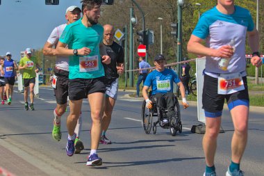 Krakow, Polonya - 23 Nisan 2023: Geleneksel Krakow Uluslararası Maratonu 'nun kimliği belirsiz katılımcıları. Maraton yıllık bir etkinliktir..