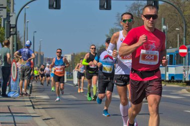 Krakow, Polonya - 23 Nisan 2023: Geleneksel Krakow Uluslararası Maratonu 'nun kimliği belirsiz katılımcıları. Maraton yıllık bir etkinliktir..