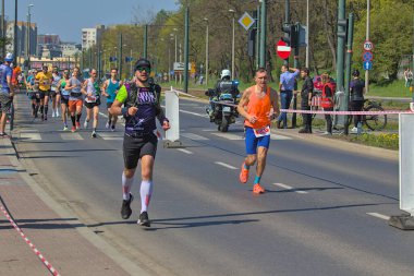 Krakow, Polonya - 23 Nisan 2023: Geleneksel Krakow Uluslararası Maratonu 'nun kimliği belirsiz katılımcıları. Maraton yıllık bir etkinliktir..
