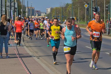 Krakow, Polonya - 23 Nisan 2023: Geleneksel Krakow Uluslararası Maratonu 'nun kimliği belirsiz katılımcıları. Maraton yıllık bir etkinliktir..