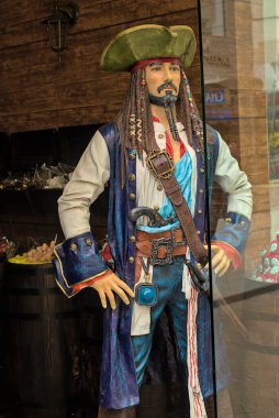Budapeşte, Macaristan - 28 Nisan 2023: Johnny Depp 'in balmumu heykeli tarihi merkezdeki yaya caddesinde. John Christopher Depp Amerikalı aktör, yapımcı ve müzisyen..
