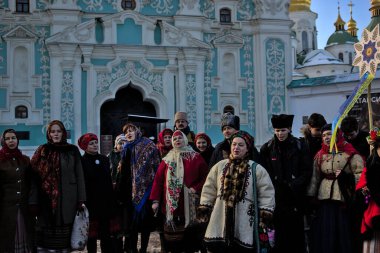 Kyiv, Ukrayna - 25 Aralık 2021: St. Sophia Katedrali. Geleneksel Verteps Noel Töreni (İsa 'nın Doğumu Sahnesi), Noel yıldızları, Noel şarkıları. Karnaval kıyafetli insanlar Noel şarkıları söylüyor..