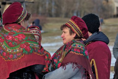 Kyiv, Ukrayna - 7 Ocak 2022: Ortodoks Noel kutlamaları sırasında Ukraynalılar ulusal kostüm giydiler. Ukrayna 'da Noel doğumu sahnesi. Eski kış gelenekleri.