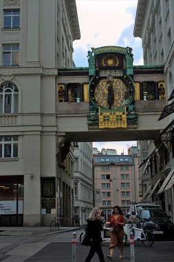 Viyana, Avusturya - 27 Haziran 2023: Viyana 'daki Hoher markt meydanında Antik Anker saati (Ankeruhr). Turistler arasında çok popüler bir yer. Eski şehrin sokakları ve mimarisi.