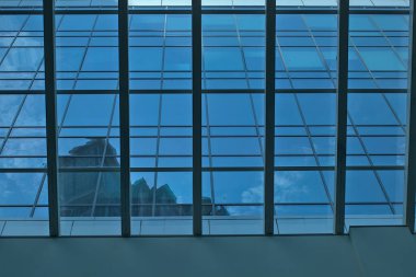 Çeşitli geometrik şekillerin soyut fotoğrafı. Mavi gökyüzü, cam ve metal yapılar. Basit kentsel mimari arka plan.