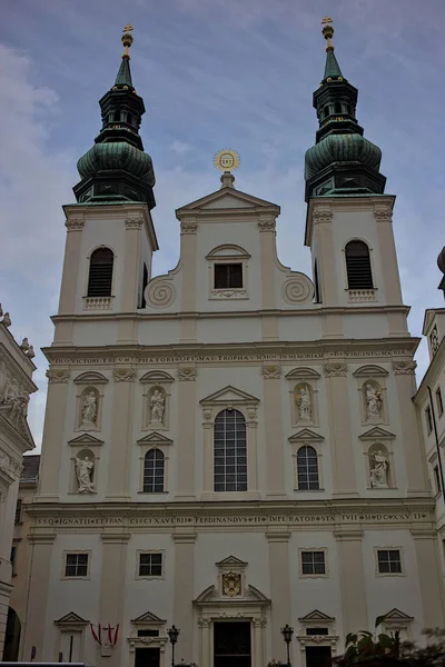 Viyana, Avusturya - 27 Haziran 2023: Bu bir Cizvit kilisesi (Jesuitenkirche) veya üniversite kilisesi, 17. yüzyıl barok mimarisinin seçkin bir anıtı. Eski şehrin sokakları ve mimarisi.