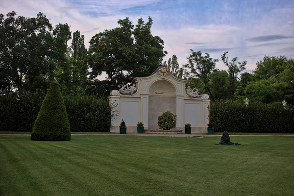 奥地利维也纳 2023年6月27日 位于维也纳贝尔韦捷尔宫 Belvedere Palace 的桃花园里的喷泉 内有一个装有喷泉雕塑的贝壳 旧城的公园和建筑 — 图库照片
