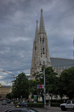 Viyana, Avusturya - 28 Haziran 2023: Başkent merkezindeki Votivkirche Kilisesi (Votivkirche Kilisesi) kuleleri. Popüler turistik cazibe.