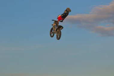 Kyiv, Ukrayna - 19 Temmuz 2023: Halk parkında eğitim. Cesur bir motorcu motosikletle çok yükseğe zıplar ve gösteri yapar. Ekstrem sporlarda adrenalin artıyor. Riskli bir atlayış..