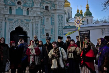 Kyiv, Ukrayna - 25 Aralık 2021: St. Sophia Katedrali. Geleneksel Verteps Noel Töreni (İsa 'nın Doğumu Sahnesi), Noel yıldızları, Noel şarkıları. Karnaval kıyafetli insanlar Noel şarkıları söylüyor..