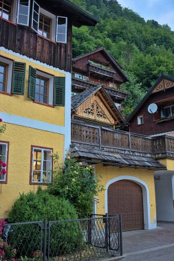 Hallstatt, Avusturya - 30 Haziran 2023: Hallstatt, Salzkammergut, Yukarı Avusturya 'nın ünlü eski güzel mimarisi. Popüler bir turistik bölgede olağanüstü köy evleri..
