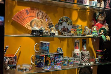 Viyana, Avusturya - 28 Haziran 2023: Akşam Viyana 'nın tarihi merkezinde tipik bir hediyelik eşya sergisinin görüntüsü. Orijinal hediyelik eşya dükkanları çok sayıda turist için mükemmel mallar sunuyor.