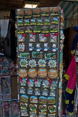 Hallstatt, Avusturya - 1 Temmuz 2023: Ünlü eski Hallstatt kasabası, Salzkammergut, Yukarı Avusturya. Orijinal hediyelik eşya dükkanları çok sayıda turist için harika ürünler sunuyor.