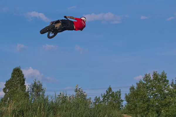 乌克兰基辅 2023年7月19日 公共公园的公共训练 一个勇敢的骑车人骑摩托车跳得很高 表演特技表演 增加极端运动中的肾上腺素 危险地跳到空中 — 图库照片